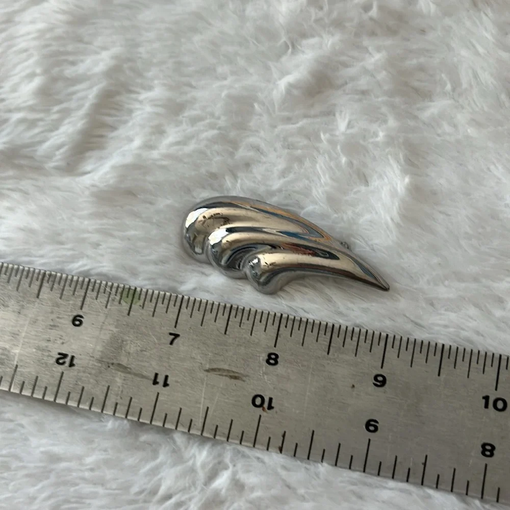 🩶 Vintage 80s Silver Tone Swirl Pin – Retro Statement Piece 🌊